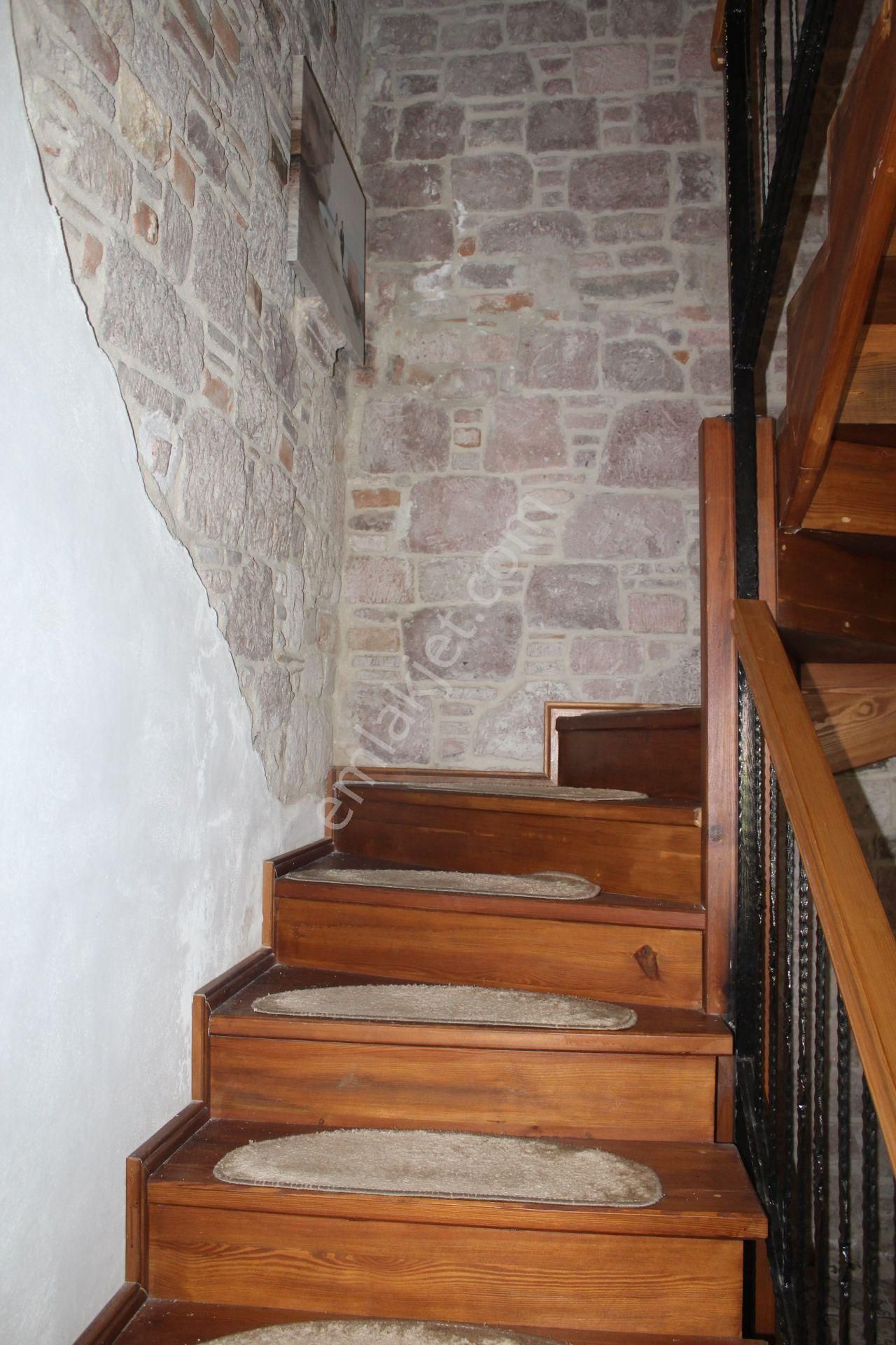 Ayvada'dan Ayvalık Merkez'de Avlulu 2 Katlı 2+1 Taş Rum Evi - Görsel 13