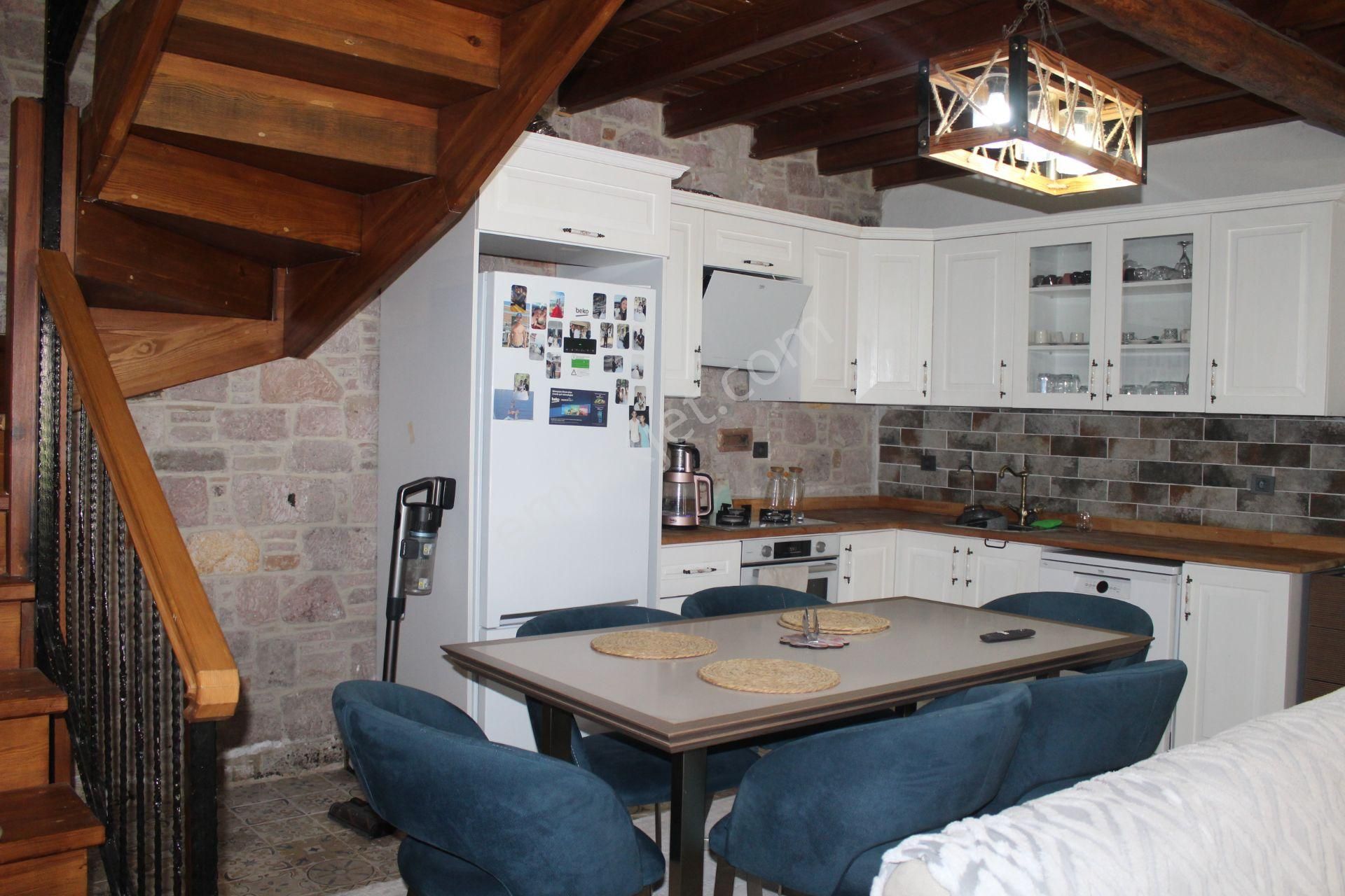 Ayvada'dan Ayvalık Merkez'de Avlulu 2 Katlı 2+1 Taş Rum Evi - Görsel 7