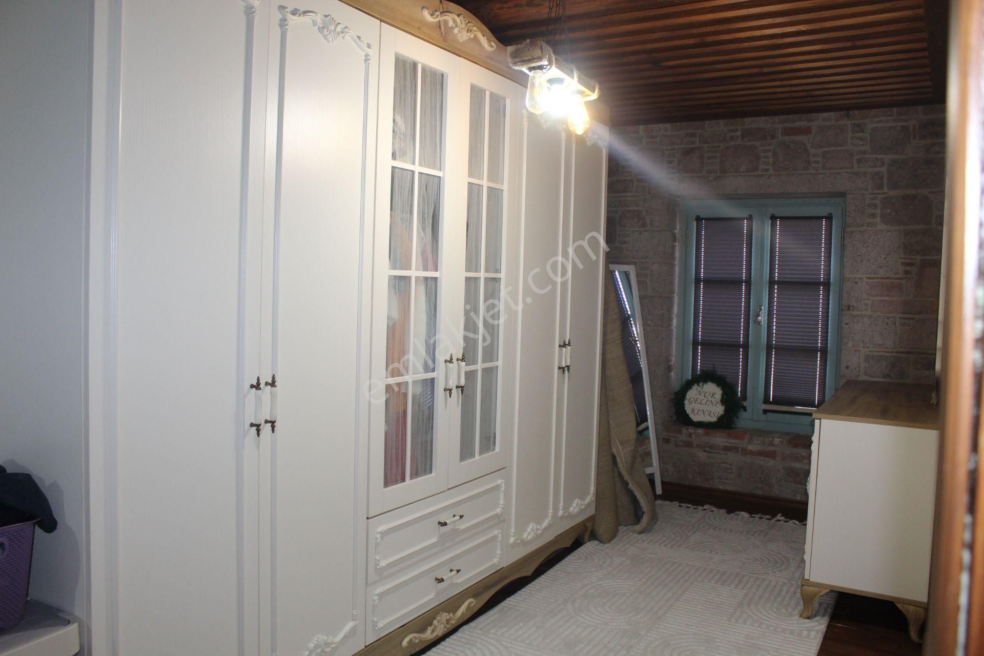 Ayvada'dan Ayvalık Merkez'de Avlulu 2 Katlı 2+1 Taş Rum Evi - Görsel 18