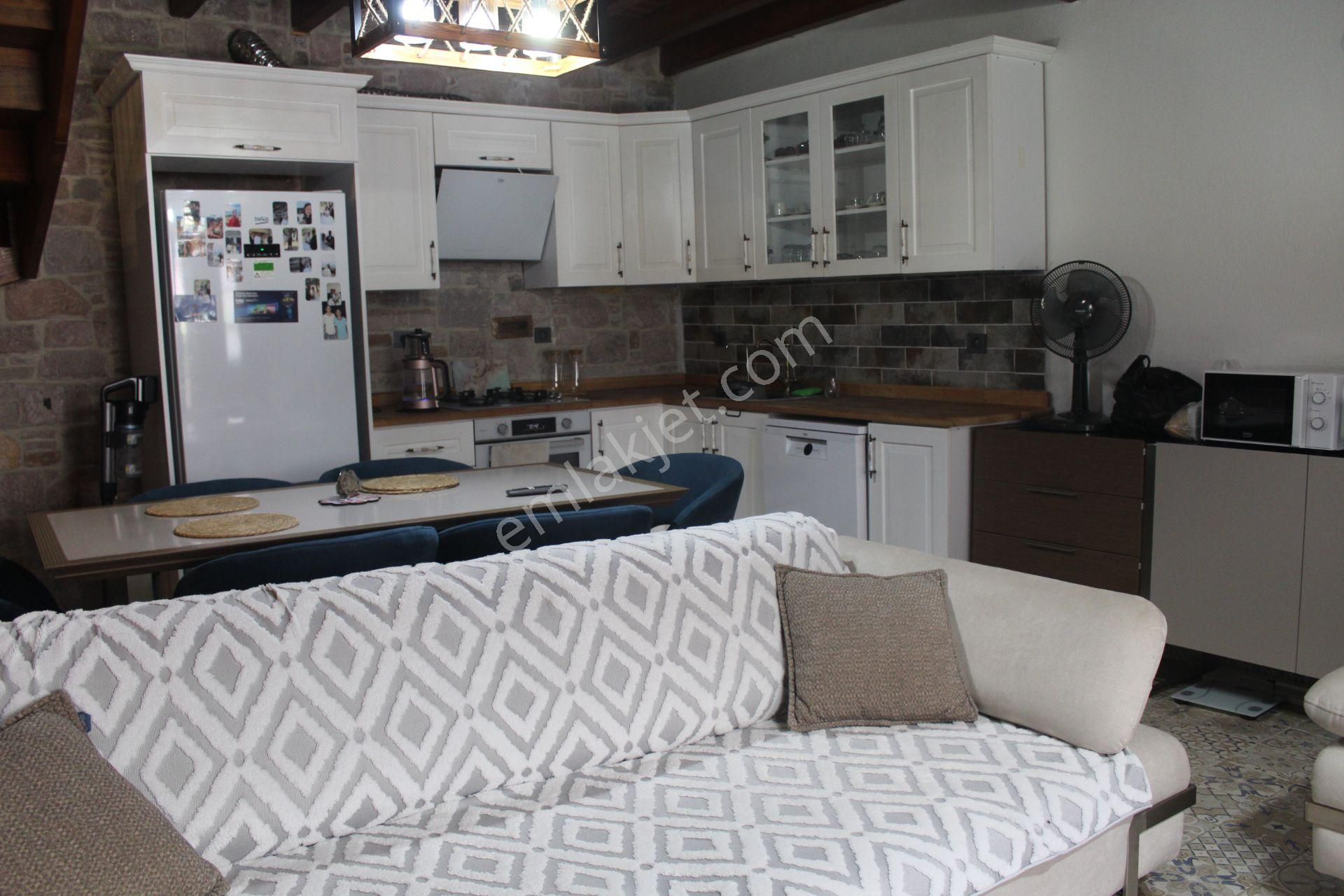 Ayvada'dan Ayvalık Merkez'de Avlulu 2 Katlı 2+1 Taş Rum Evi - Görsel 9