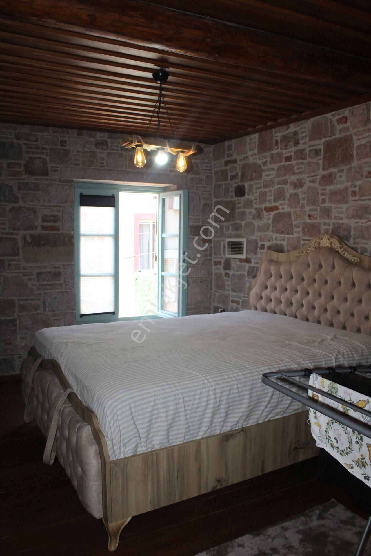 Ayvada'dan Ayvalık Merkez'de Avlulu 2 Katlı 2+1 Taş Rum Evi - Görsel 24