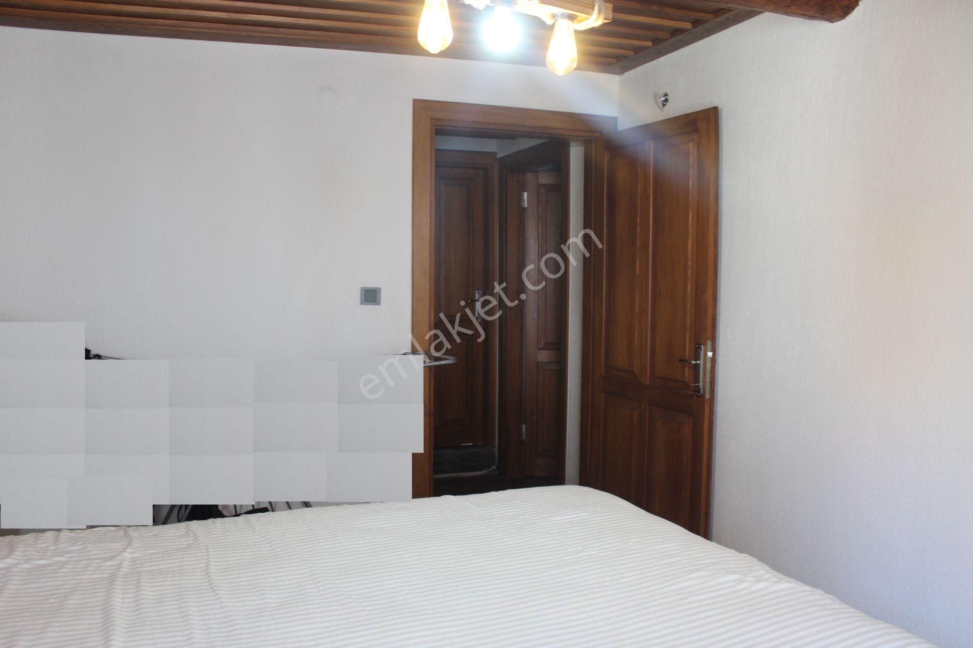 Ayvada'dan Ayvalık Merkez'de Avlulu 2 Katlı 2+1 Taş Rum Evi - Görsel 25