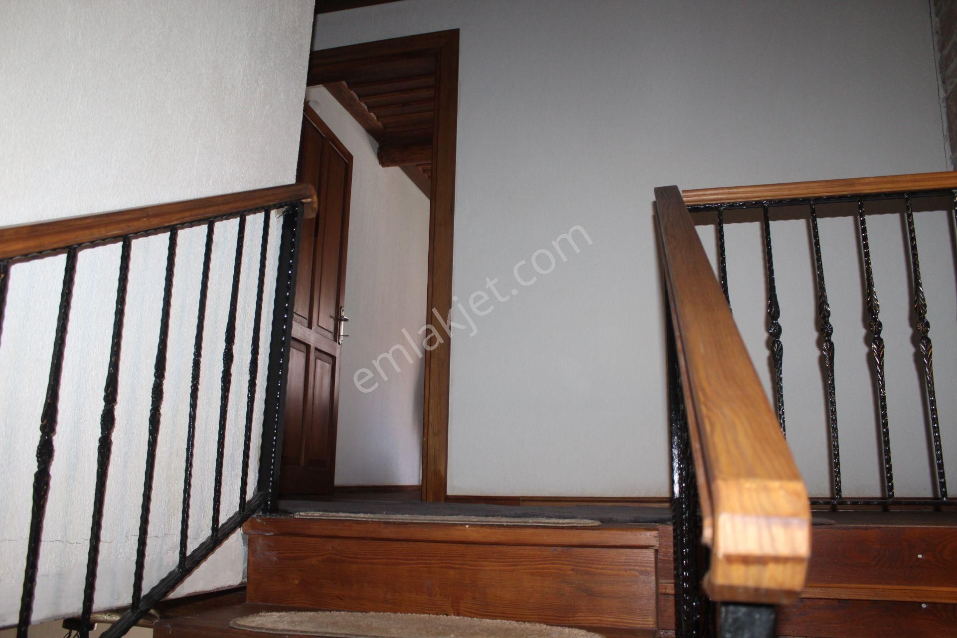 Ayvada'dan Ayvalık Merkez'de Avlulu 2 Katlı 2+1 Taş Rum Evi - Görsel 14