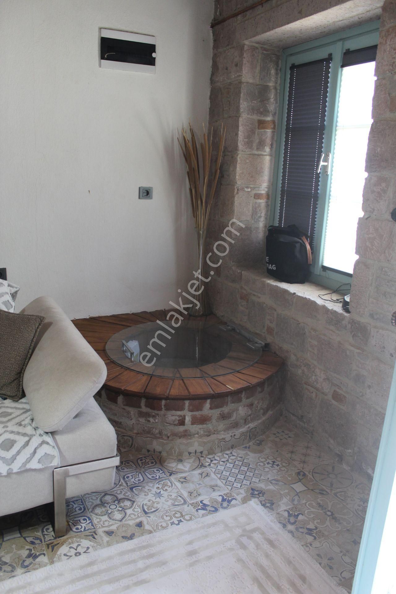 Ayvada'dan Ayvalık Merkez'de Avlulu 2 Katlı 2+1 Taş Rum Evi - Görsel 11