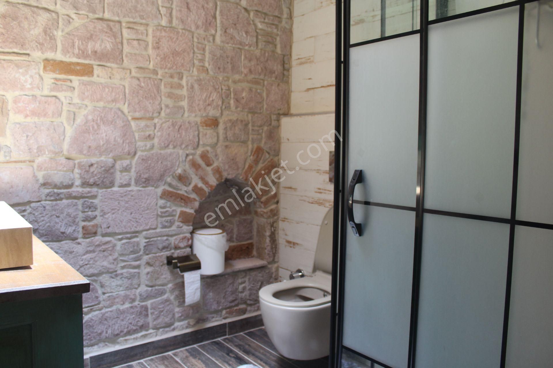 Ayvada'dan Ayvalık Merkez'de Avlulu 2 Katlı 2+1 Taş Rum Evi - Görsel 32