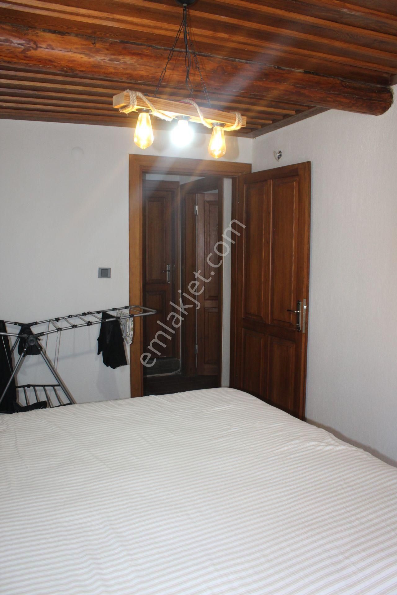 Ayvada'dan Ayvalık Merkez'de Avlulu 2 Katlı 2+1 Taş Rum Evi - Görsel 26