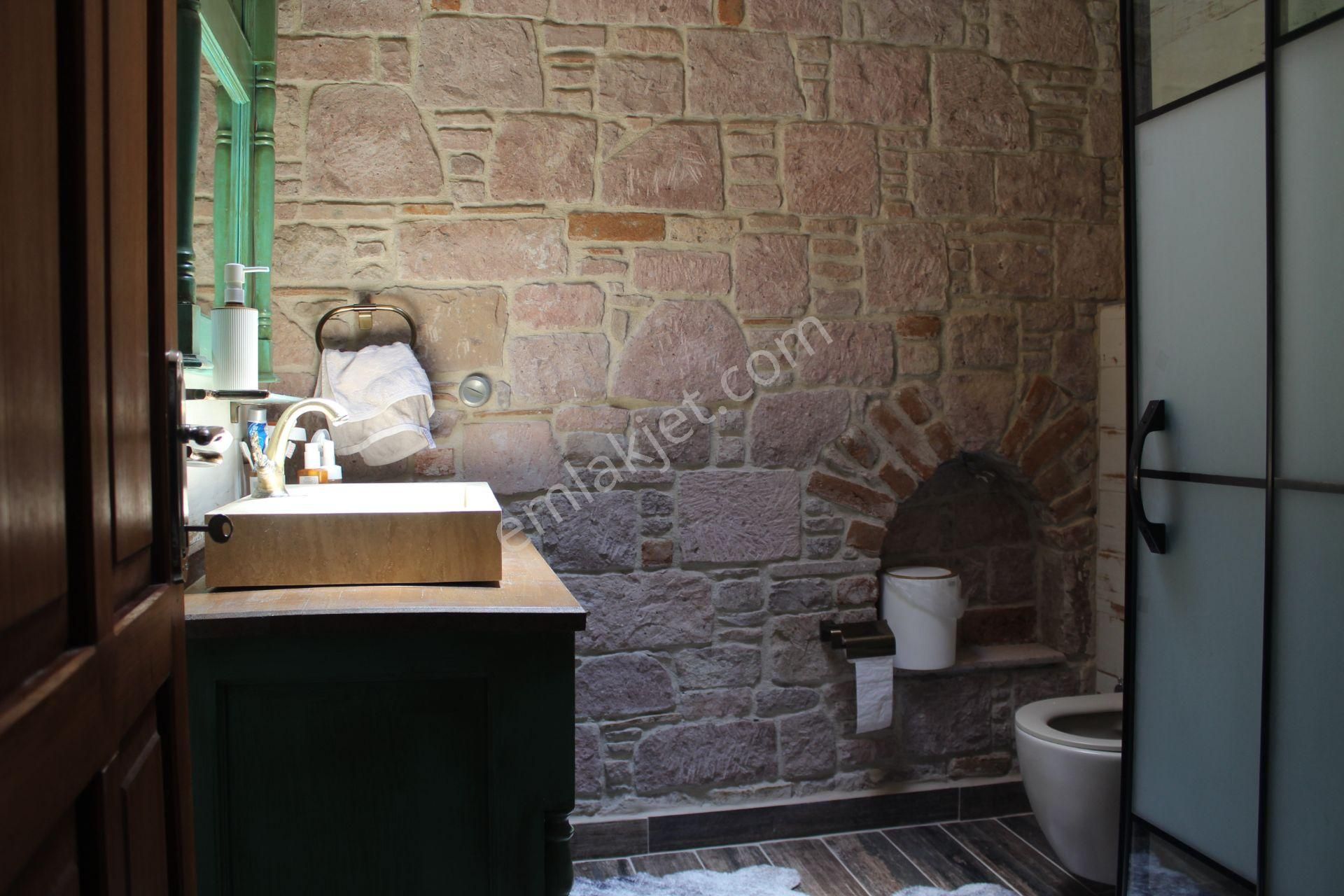 Ayvada'dan Ayvalık Merkez'de Avlulu 2 Katlı 2+1 Taş Rum Evi - Görsel 30