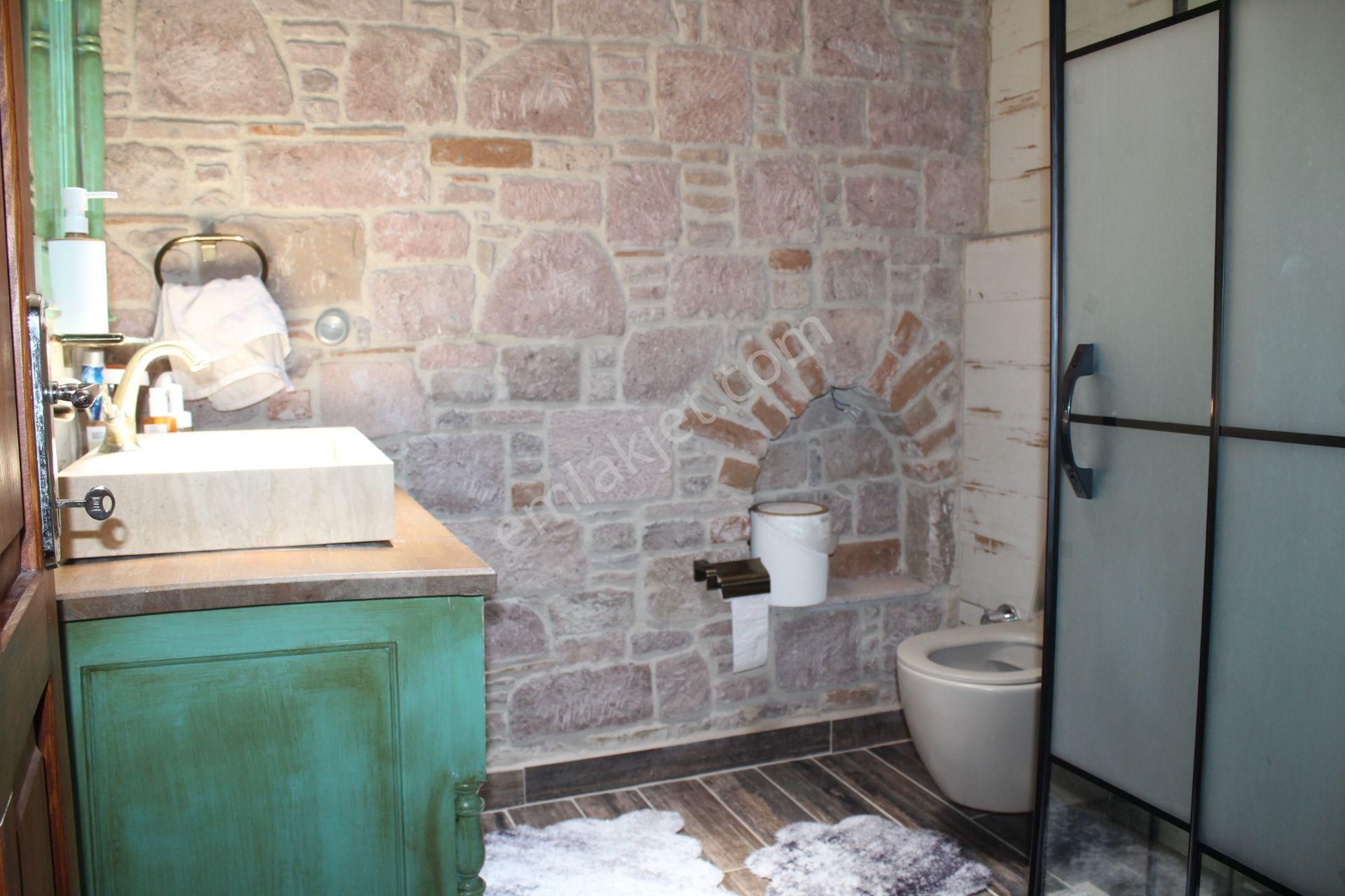 Ayvada'dan Ayvalık Merkez'de Avlulu 2 Katlı 2+1 Taş Rum Evi - Görsel 28