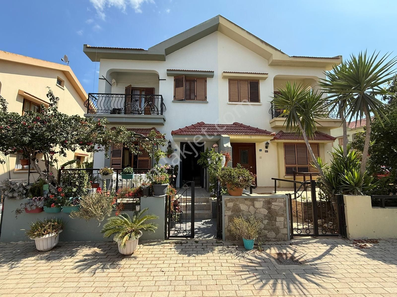 İskele Bahçeler’de Satılık Eşyalı, 3+1 İkiz Villa | 180 M² Bahçe Alanı | Ortak Havuz