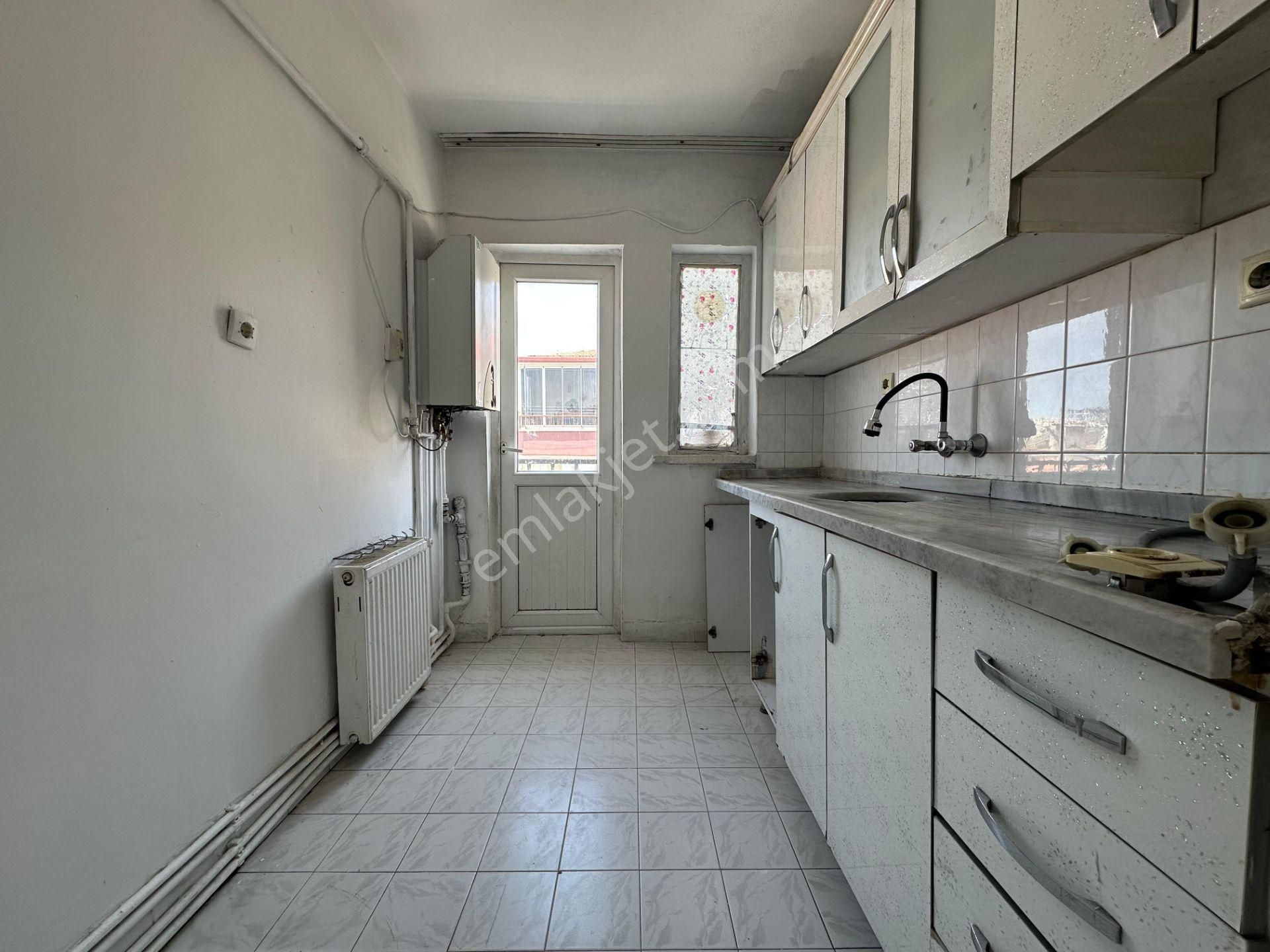 Bakırhan Emlak'tan Merkez'de 3.kat'ta 2+1 1 Odası Bağımlı Satılık Uygun Fiyatlı Daire
