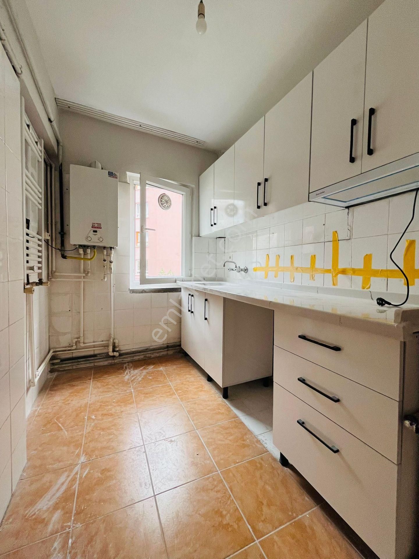 Bahçeleriçi'nde Cadde Yakını Çift Balkonlu Katta 2+1 Kiralık Daire !!!