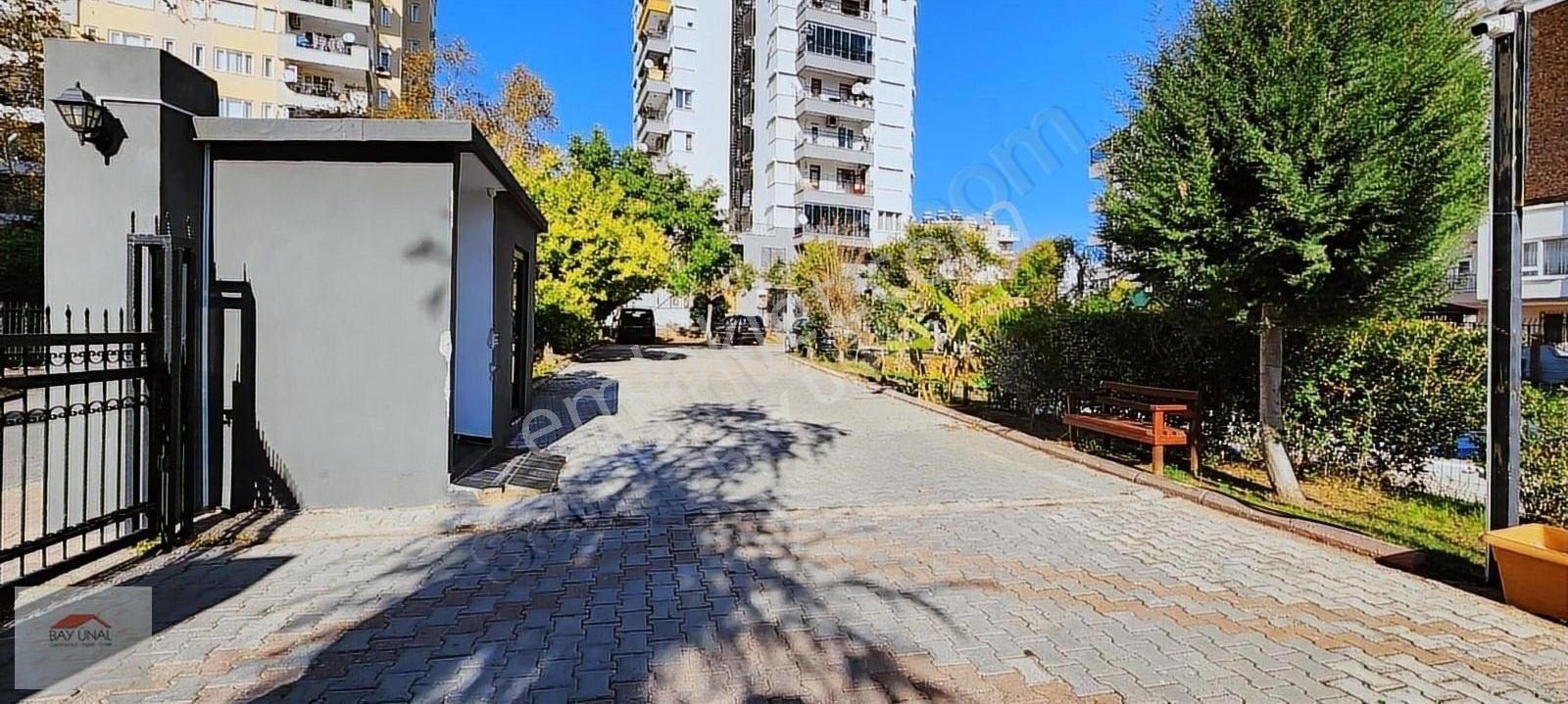 Çağlayanda Havuzlu Ebeveyn Banyolu Cadde Üstü