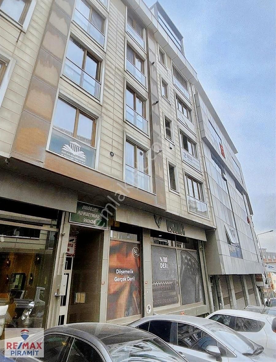 Kağıthane' De Cadde Üzeri Satılık Daire