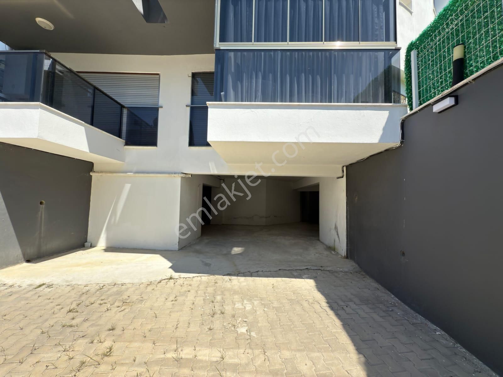 Kuşadası Havuzlu Kapalı Otoparklı Kaloriferli Ebeveyn Banyolu Sıfır 1+1 - Görsel 4