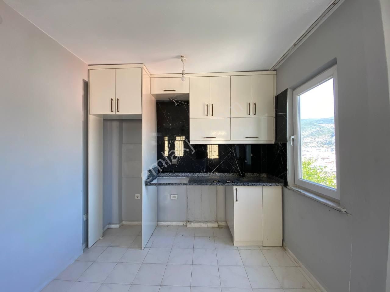 Damlataş Kale Yamacında 1+1 Boş Deniz Manzaralı Kiralık Daire