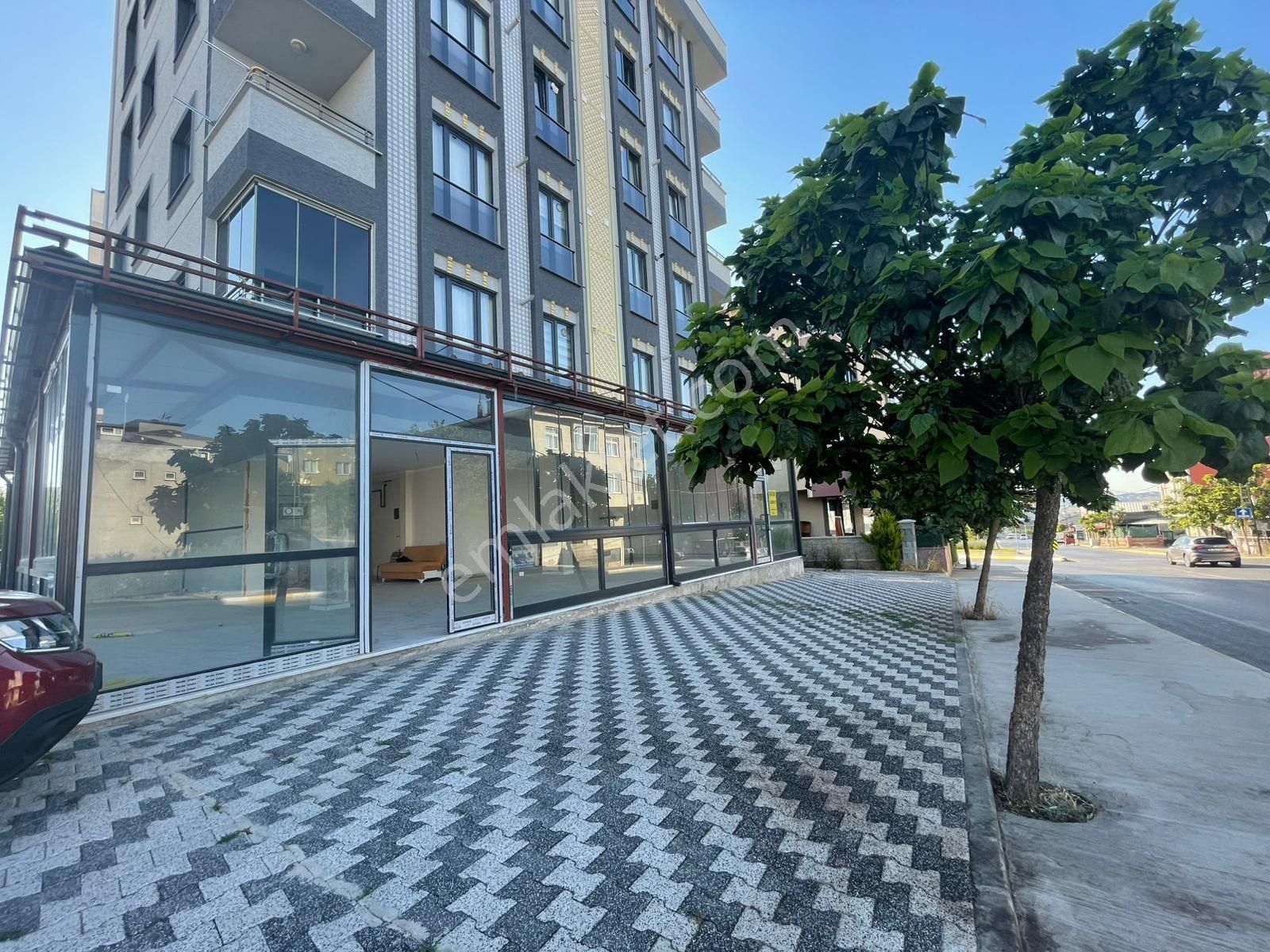 Zeymak Yapı Gayrimenkulden Sultanbeyli Selçukhan Caddesinde Satılık&kiralık Dükkan