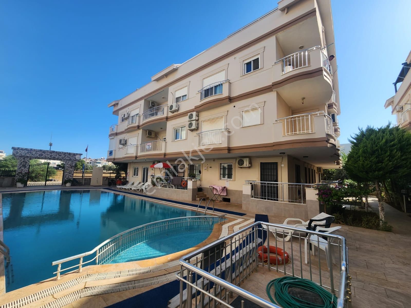 Didim Çamlık Mahallesinde Sitede, Denize Yürüme Mesafesinde Eşyalı 1+1 Daire!