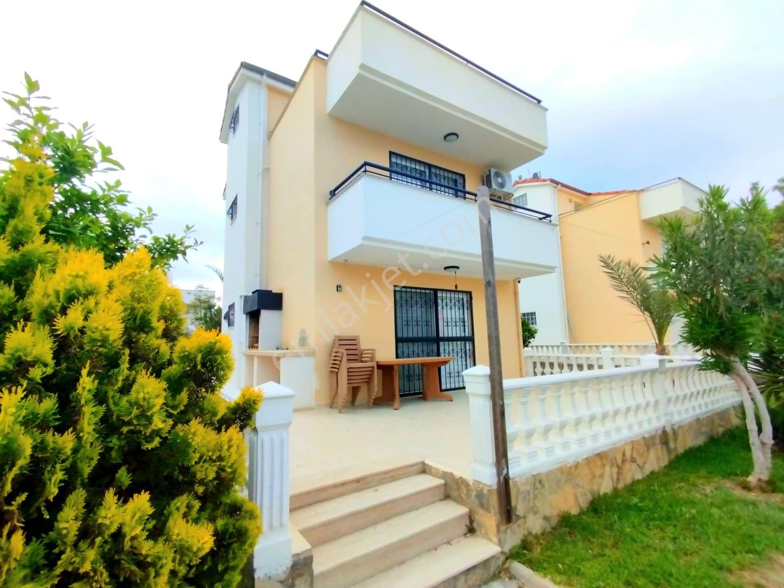 Kuşadasında Plaja Yakın Havuzlu Sitede Ful Eşyalı 5+1 Tek Müstakil Villa