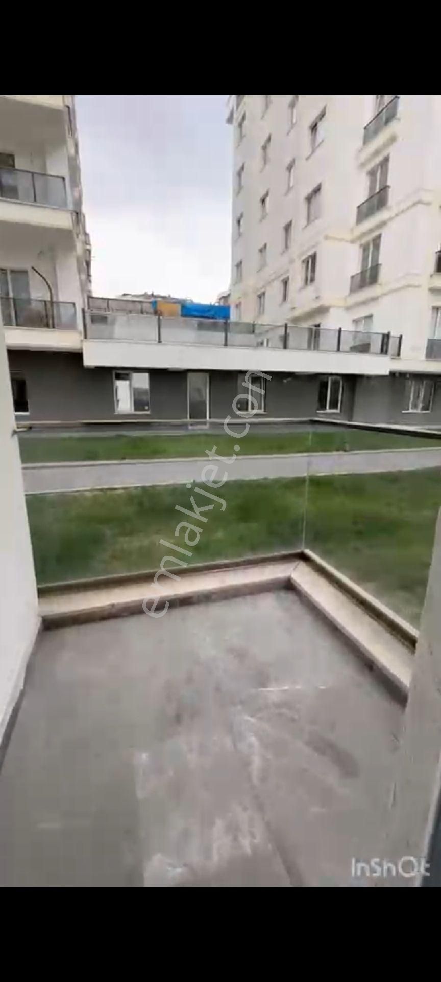 Akua Kavaklı Sitesinde Kiralık Balkonlu 2+1 Düz Giriş