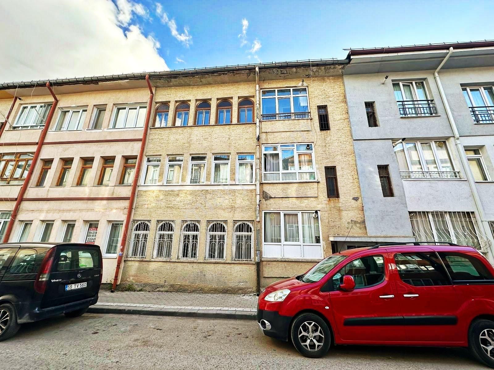 Karahan Emlak'tan Sivas Merkez Çarşıda Satılık Daire*net 175 M² . 2.kat . 3+1 Daire