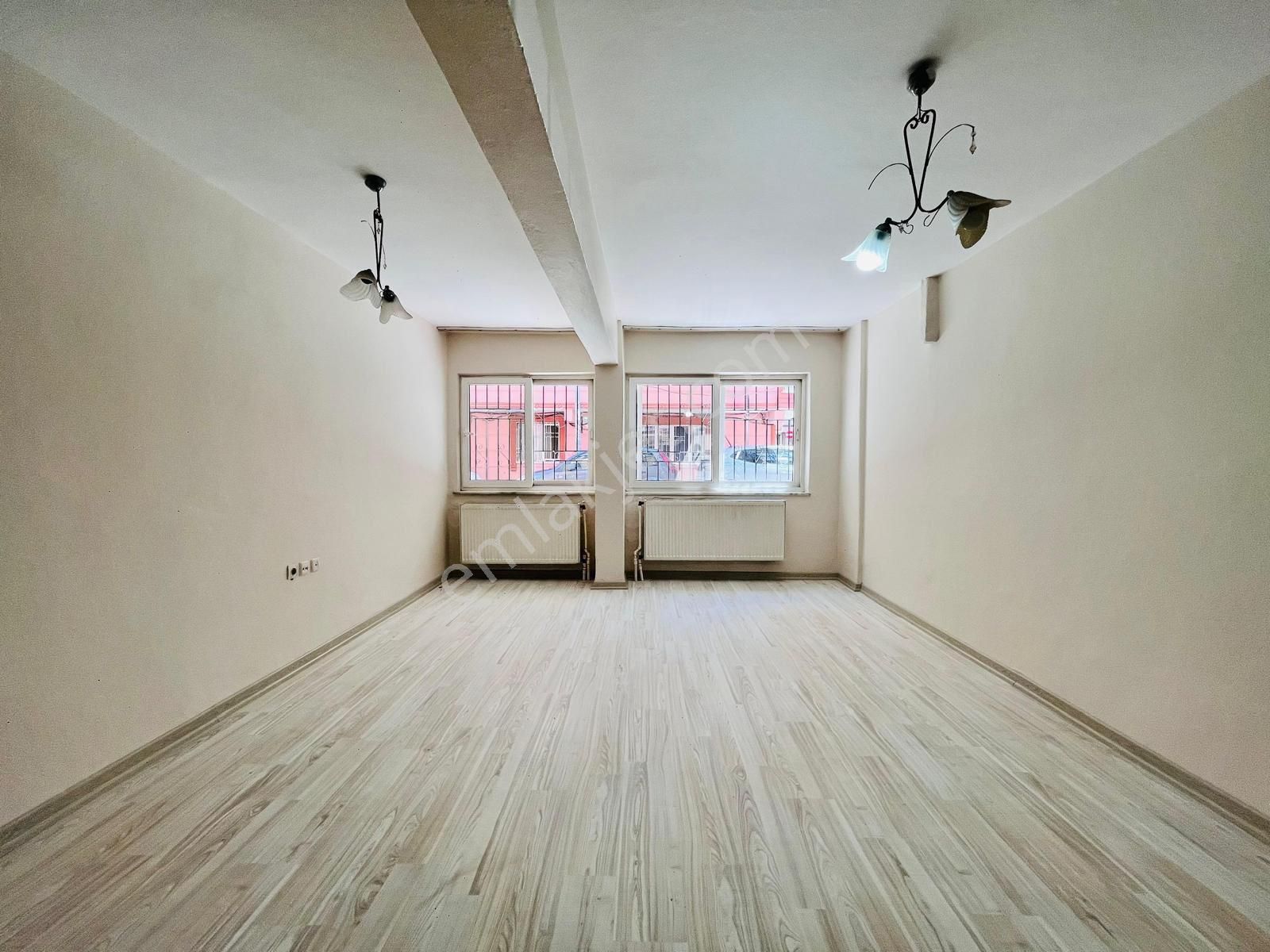 Manisa Şehzadeler Akıncılar Mah. Otoparklı Balkonlu 2+1 Zemin Kat