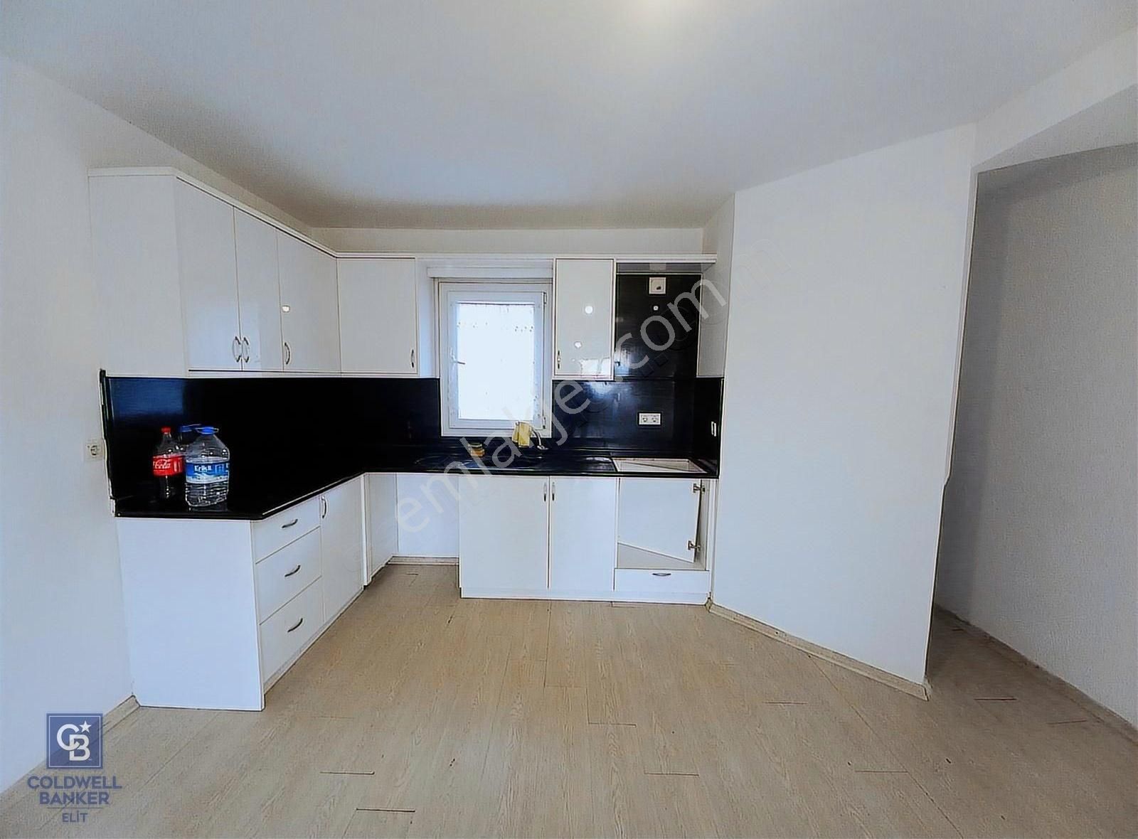 Kemerde Yıllık Kiralık Eşyasız 2+1 Bahçeli Denize Yakın Daire