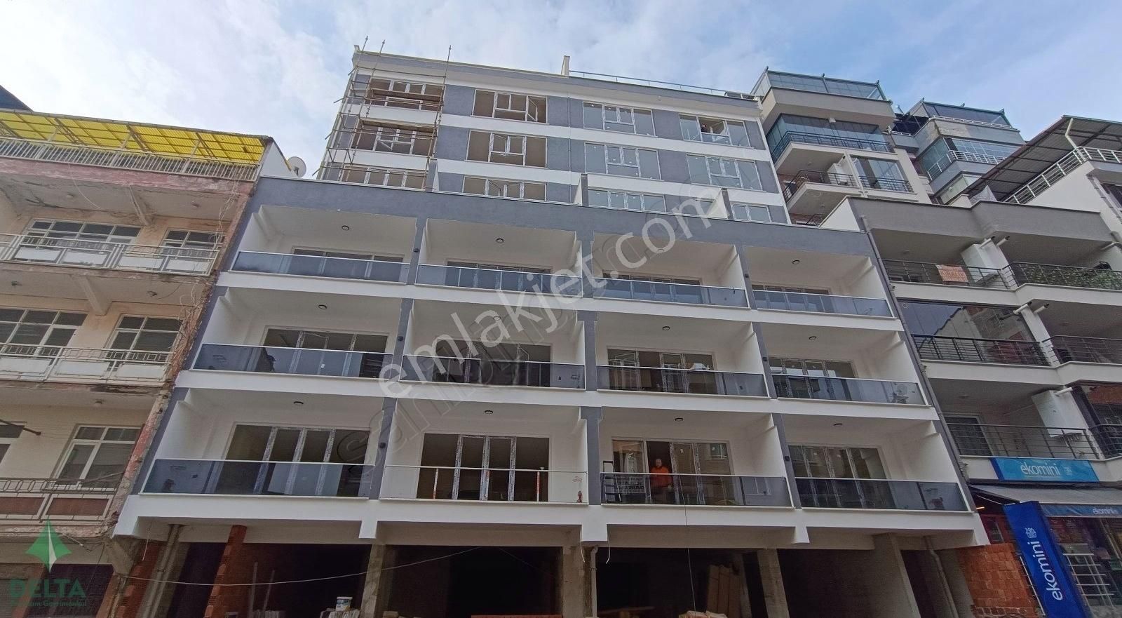 Gaziler Mahallesi'nde Ana Yola Yakın Manzaralı 2+1 Satılık Daire