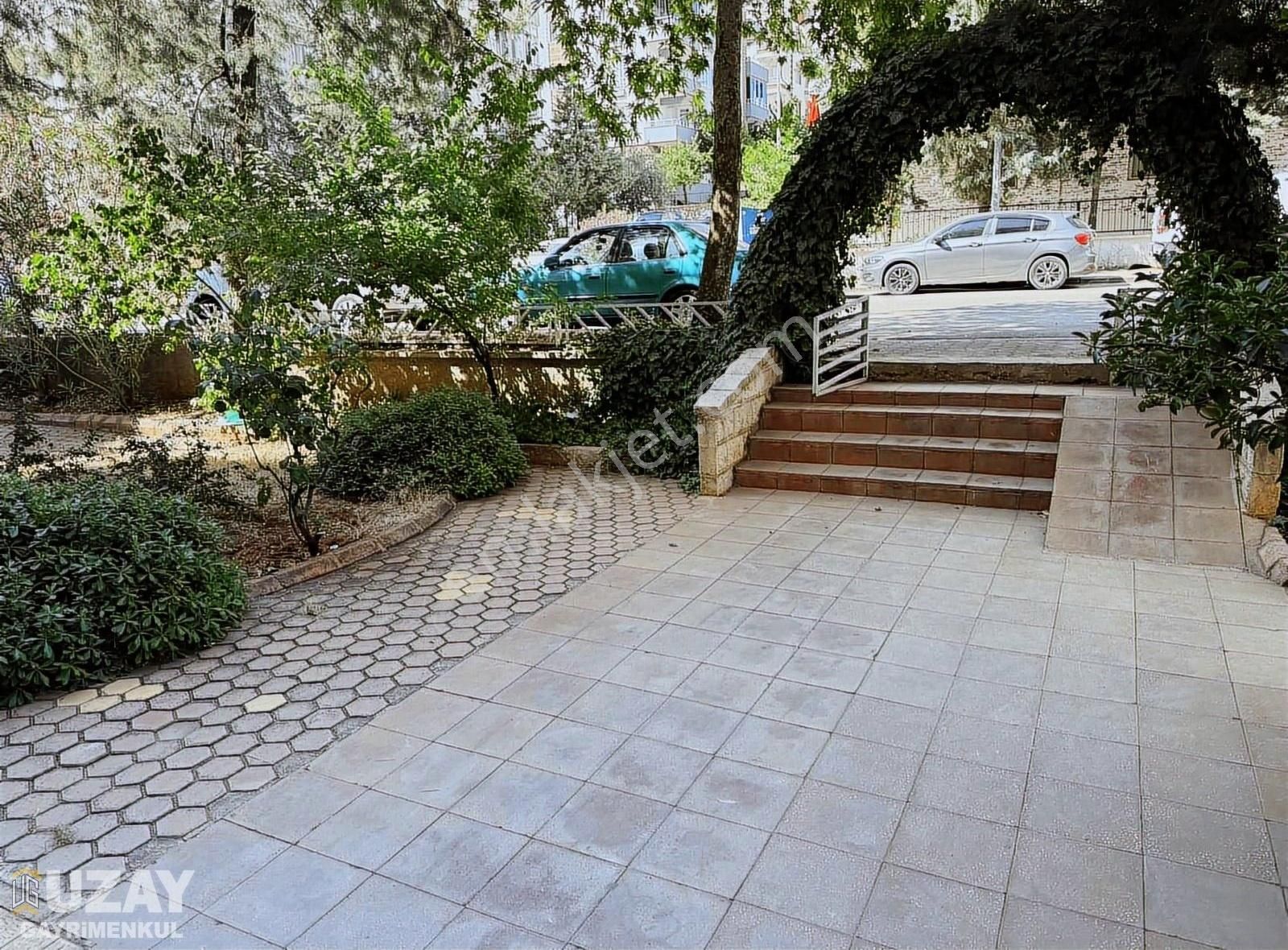 Uzaydan Özgecan Yüzme Havuzu Yanında Geniş Daire
