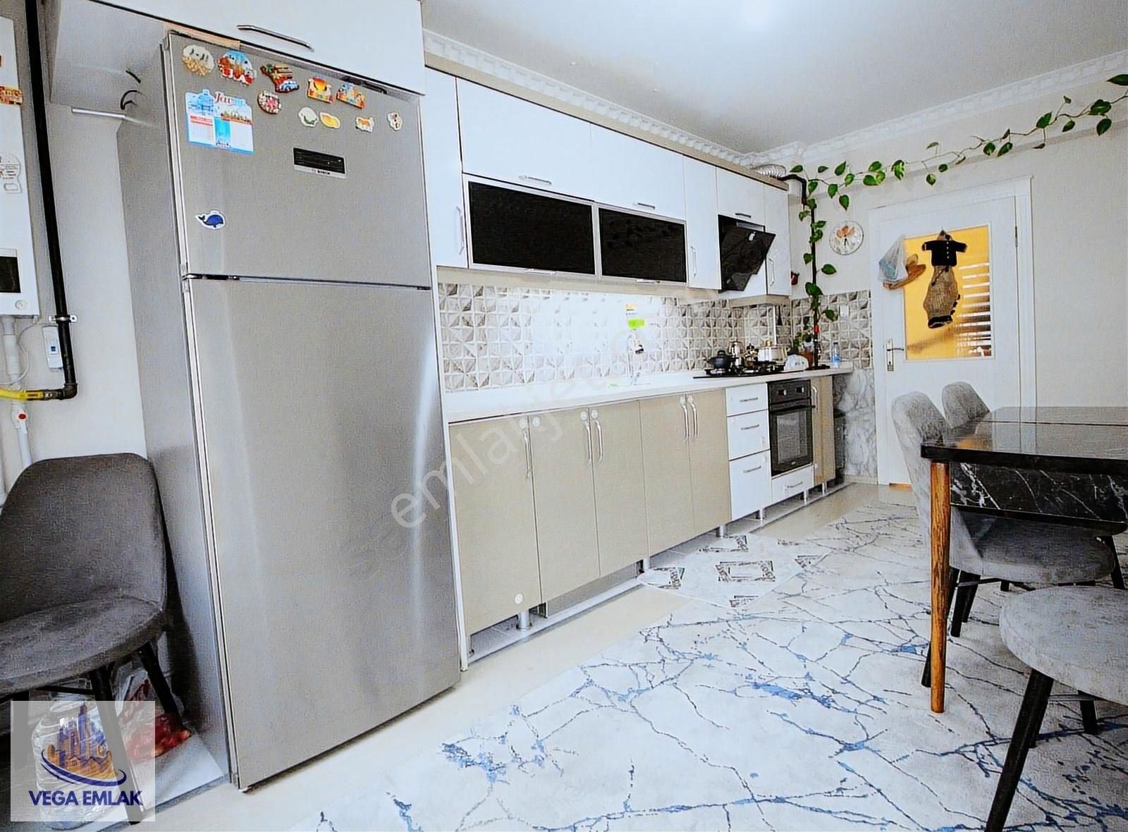 Vega Emlaktan Ana Cadde Yanı İçi Full Yapılı Satılık 3+1 Daire