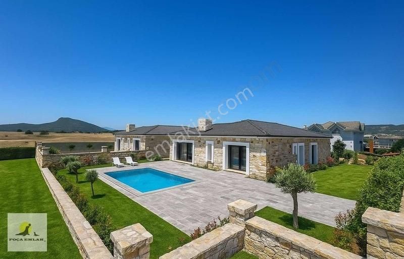 Eski Foça Foçaköy De Satılık Tam Müstakil Havuzlu Villa