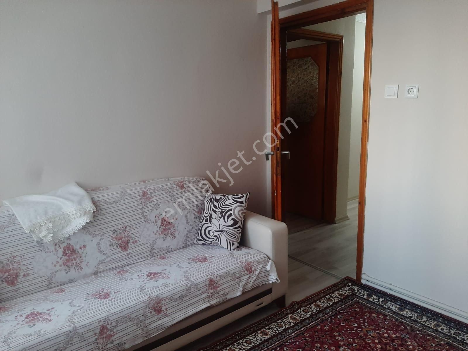 Fem Emlak'tan Zeyniler Caddesi Altı 2+1 Kombili Kısmen Eşyalı