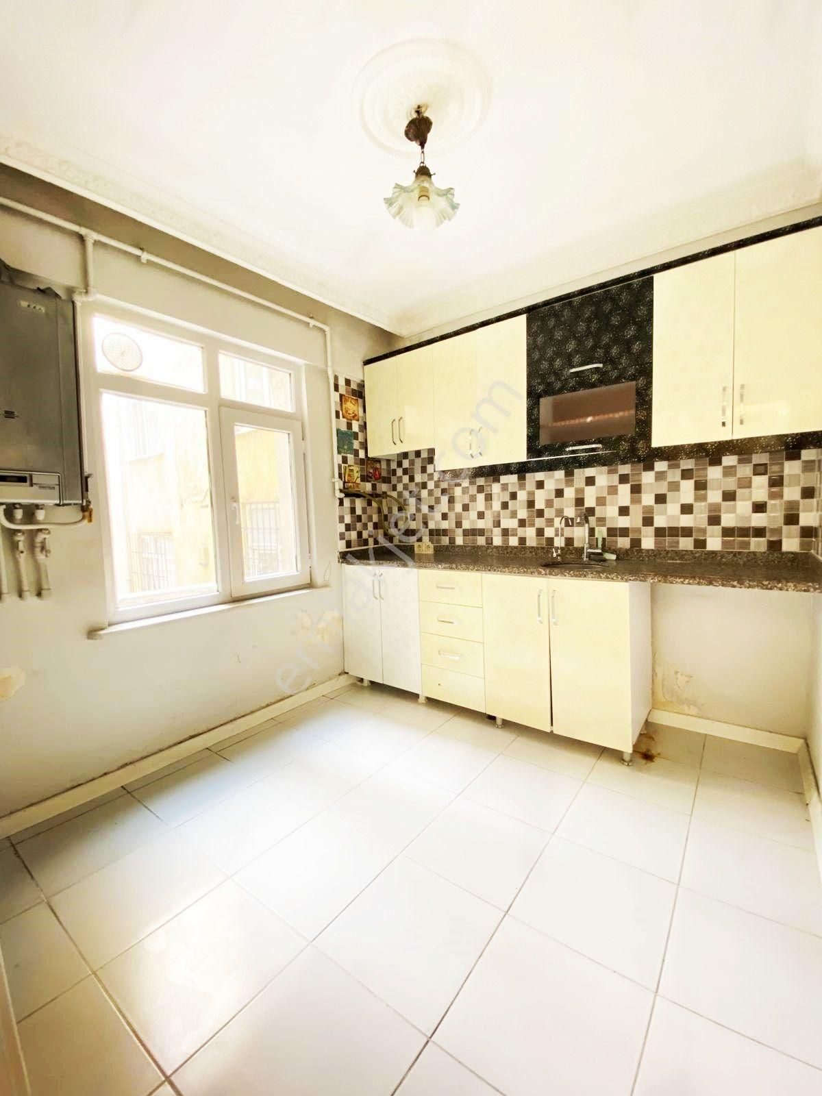 Cadde Dibinde Temiz Kiralık 2+1 Daire