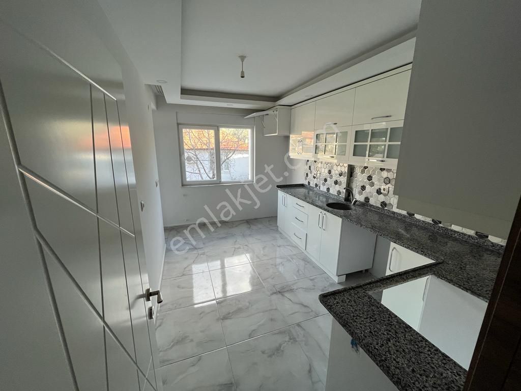 Esentepe'de Satılık 2+1 Cam Balkon-asansörlü Geniş Daire
