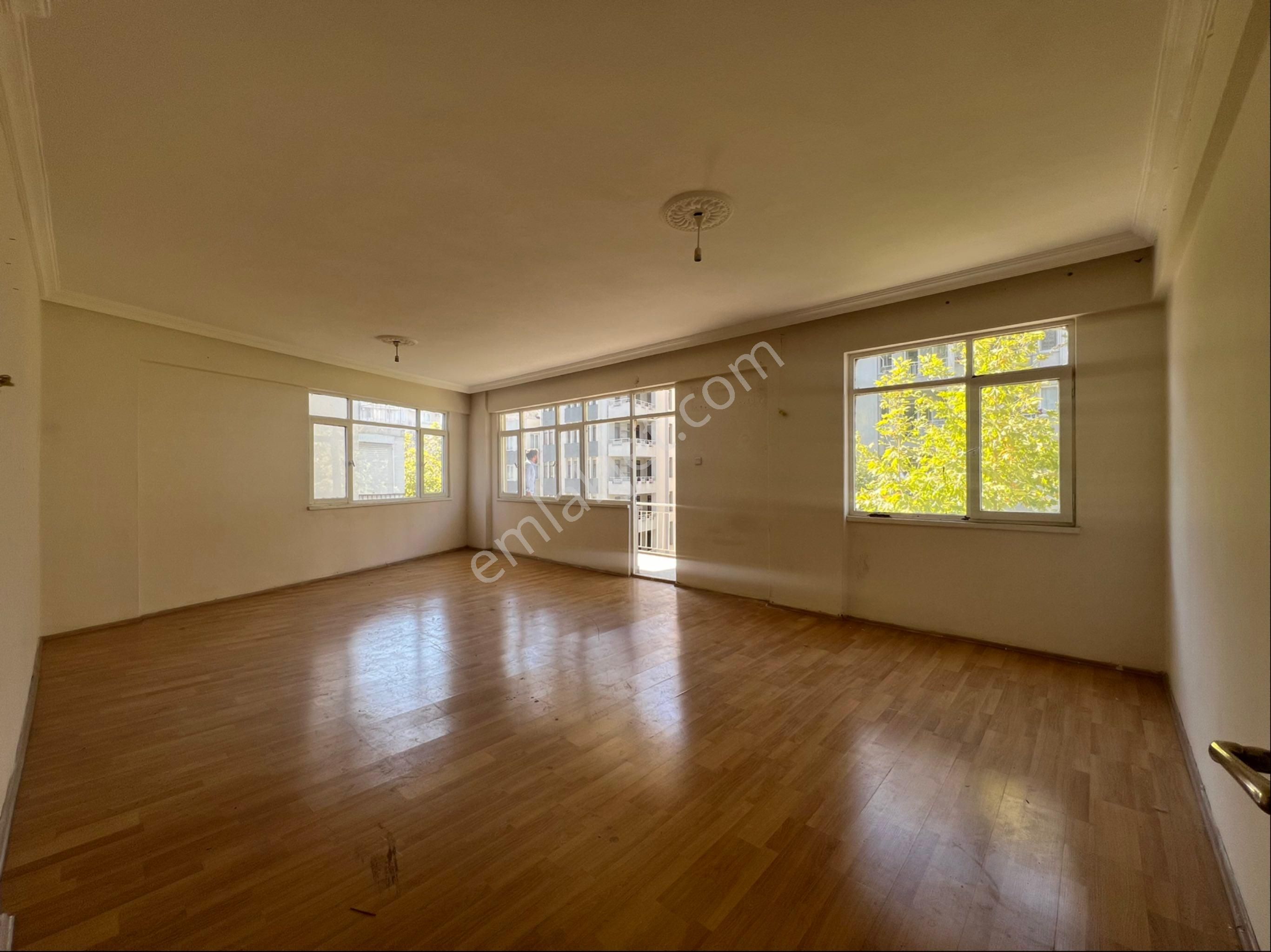 Çetinkaya Caddesinde Tramvay Dibi Çift Balkon Geniş 3+1 Daire !