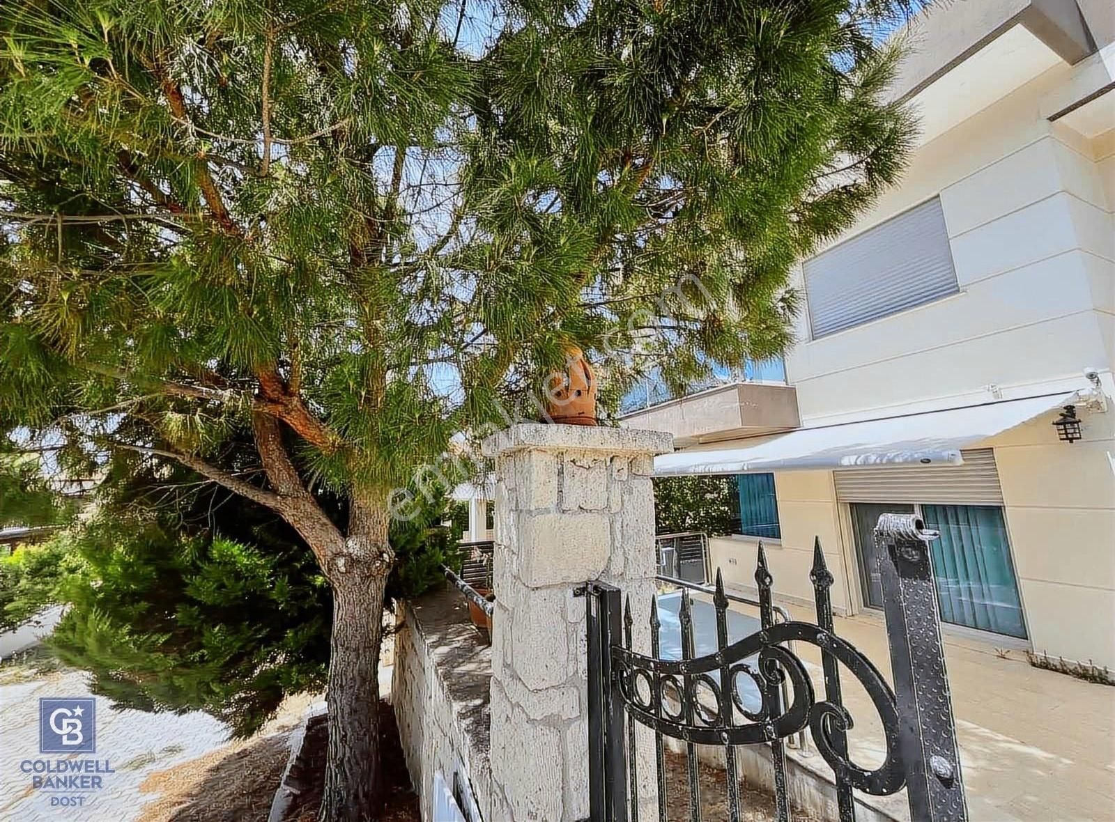 Çeşme'de Denize Sıfır Tam Müstakil Villa