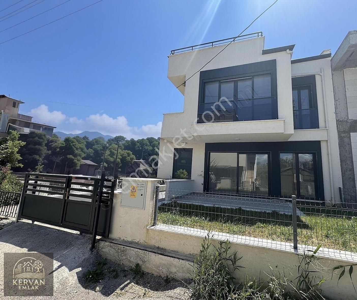 Kervandan Denize 100mt Mesafede Geniş Bahçeli Ferah Daire 2+1