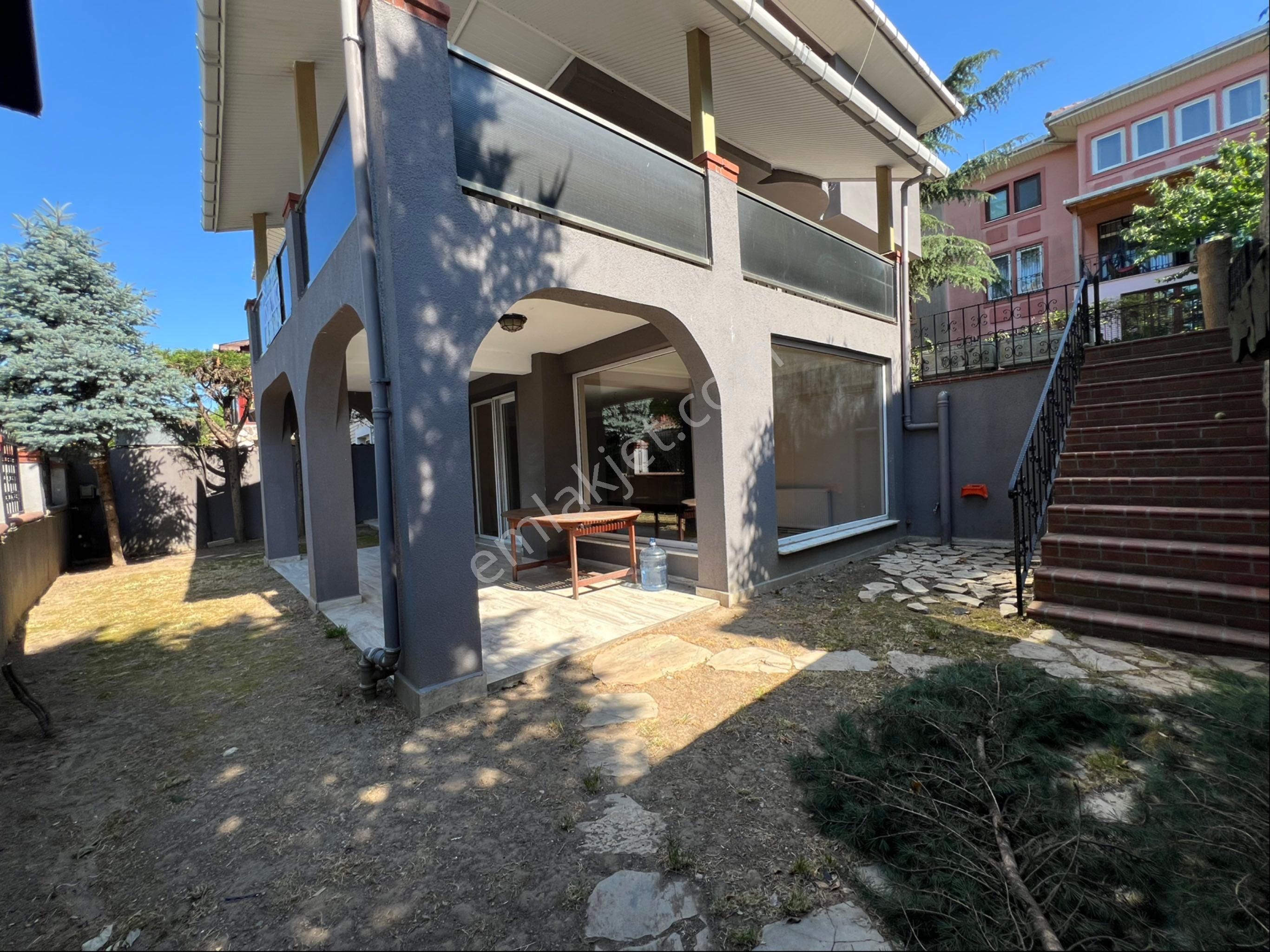 Çengelköy Ata-2 Sitesinde 280 M2 Bakımlı Triplex Müstakil Villa