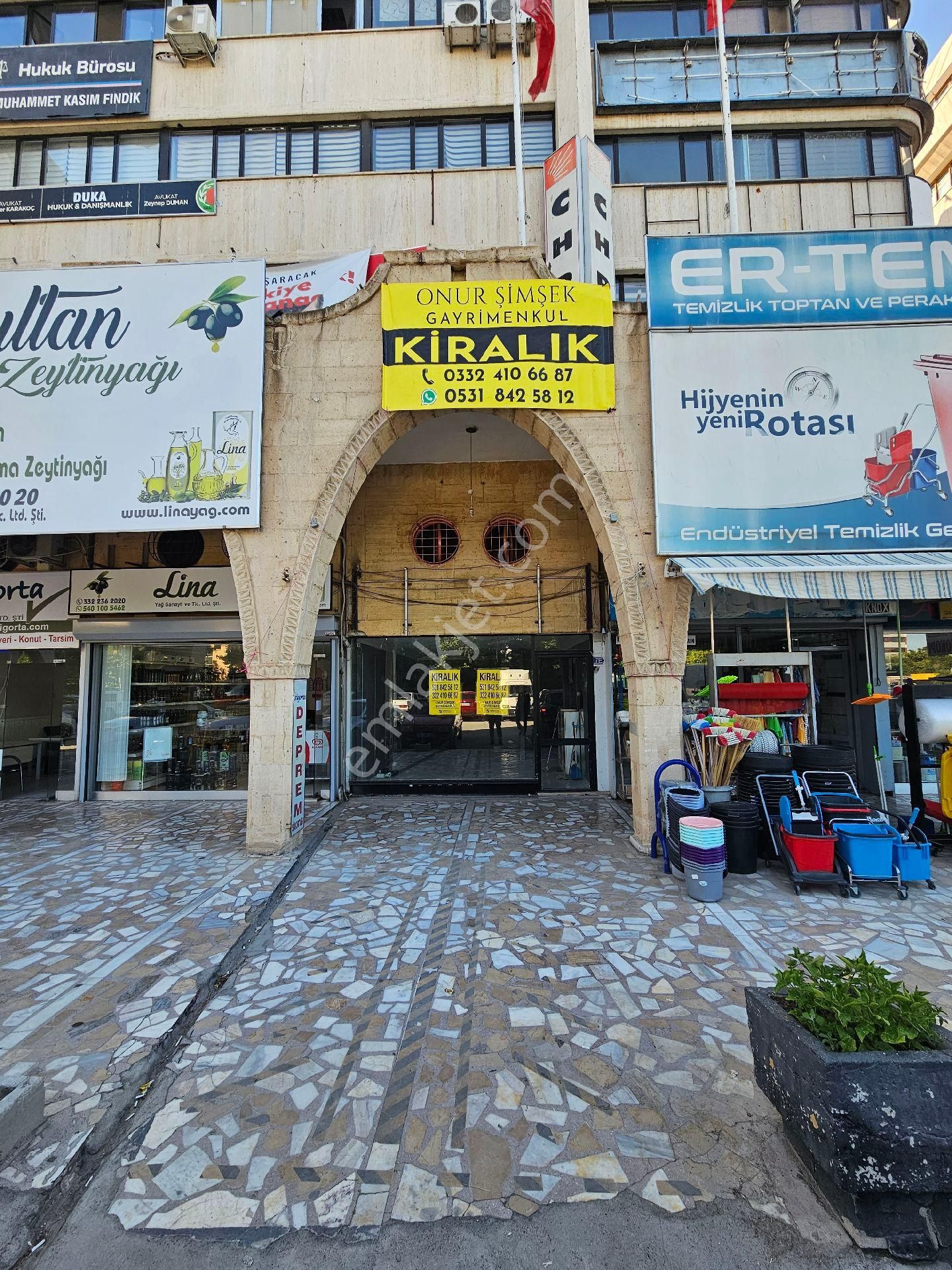 Demirci İş Merkezi Zeminde Caddeye Cephe Kiralık 3 Katlı Dükkan