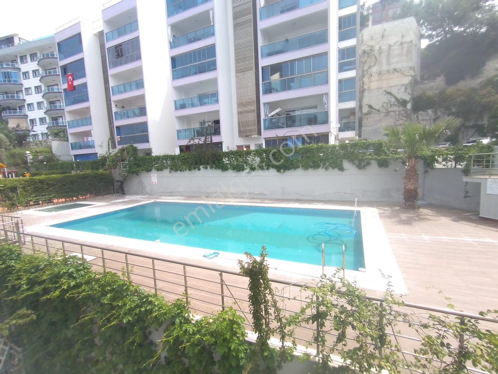 Kuşadası İkiçeşmelik Mah Satılık Havuzlu Site 2+1 Daire