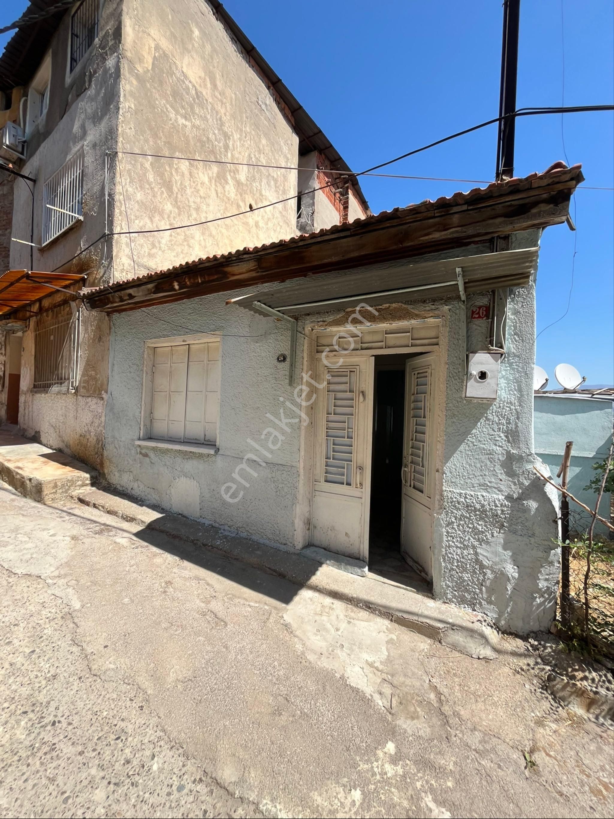 İzmir Konak İkiçeşmelik Cadde Üzerinde İki Katlı Satılık Ev