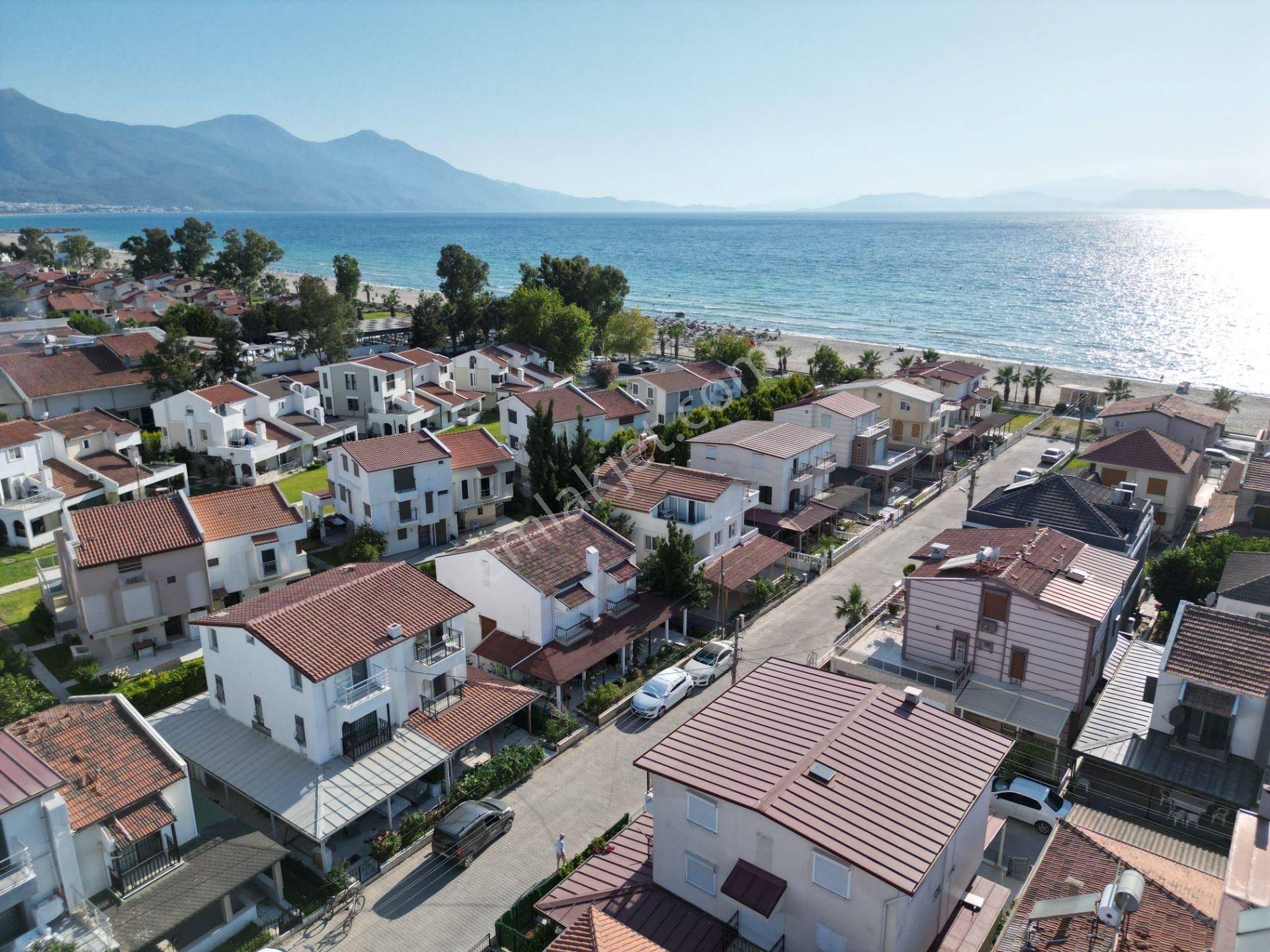 Kuşadası Davutlar Sahilinde Denize Sıfır, Deniz Manzaralı Villa!