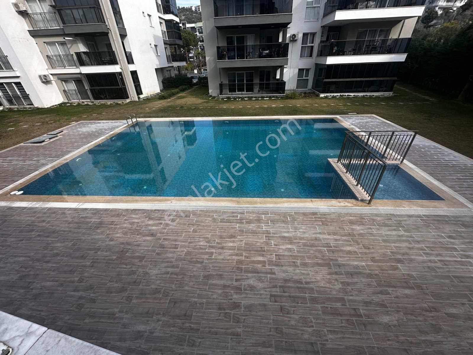 Kuşadası İkiçeşmelik Mah (kirazlı Yolu Üzeri) Havuzlu Site İçerisinde Satılık 3+1 Daire