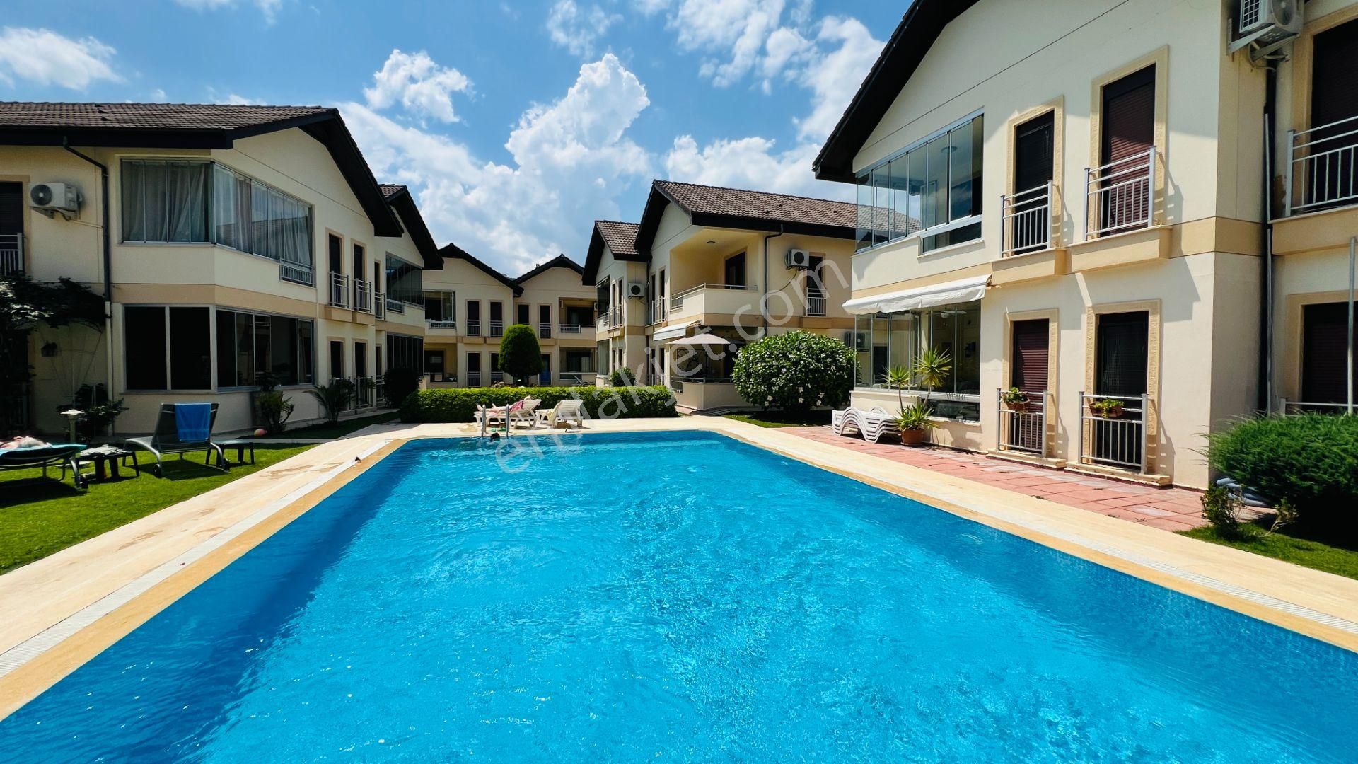 Kemer Merkezde Denize Yakın Satılık Uygun Fiyatlı İkiz Villa