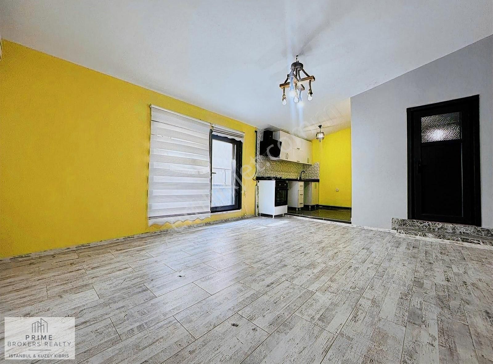 İstiklal Caddesinde Tarihi Binada İçi Yenilenmiş Balkonlu Ofis