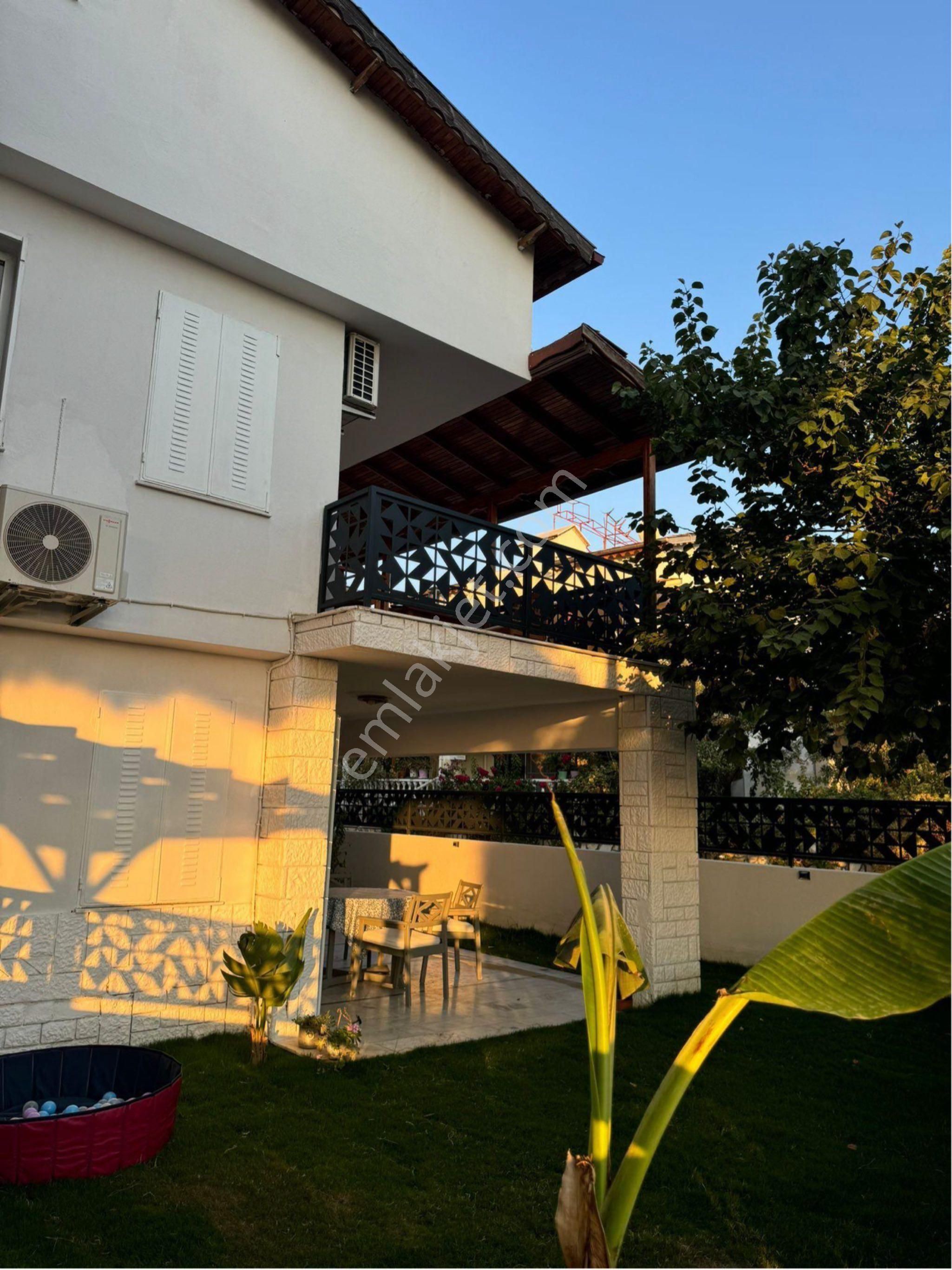 Kuşadası’nda Denize Yürüme Mesafesinde Köşe Villa