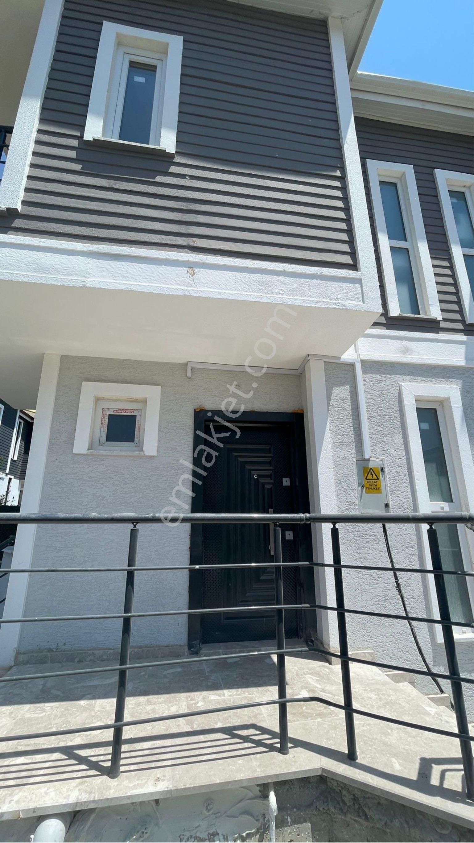 Yeniçiftlikde En İyi Konumda Villa .