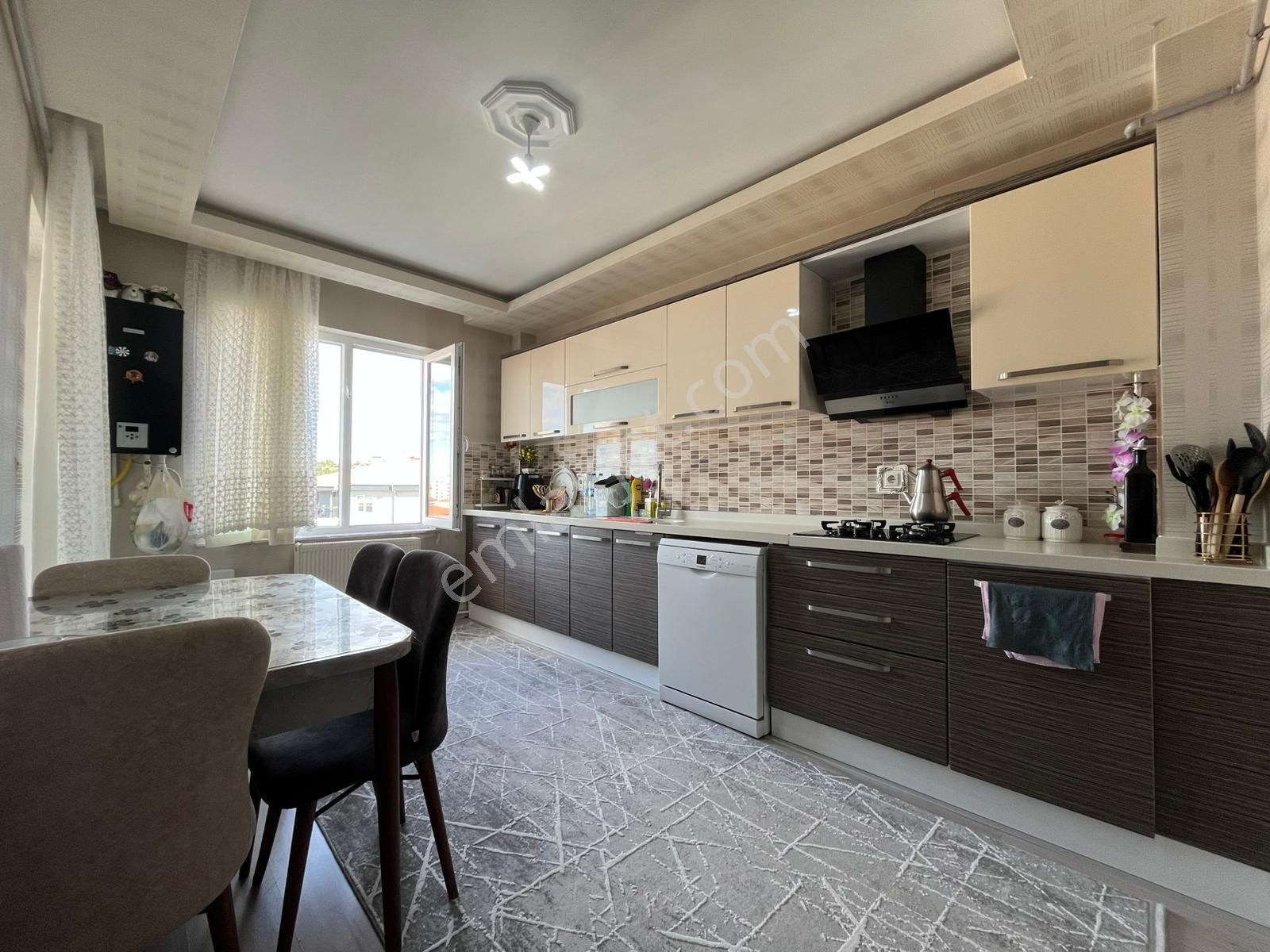 Keçiörende 3+1 Cadde Ye Yakın Full Yapılı Kök Tapulu Kredi Sorunu Olmayan