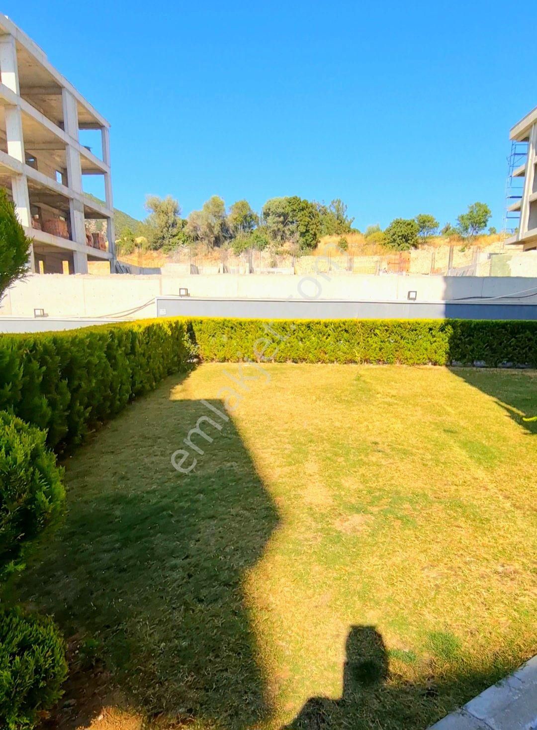 Kuşadası Merkez'de Full Eşyalı Doğalgazlı Bahçeli Çok Geniş 75 M2 1+1 Daire - Görsel 2