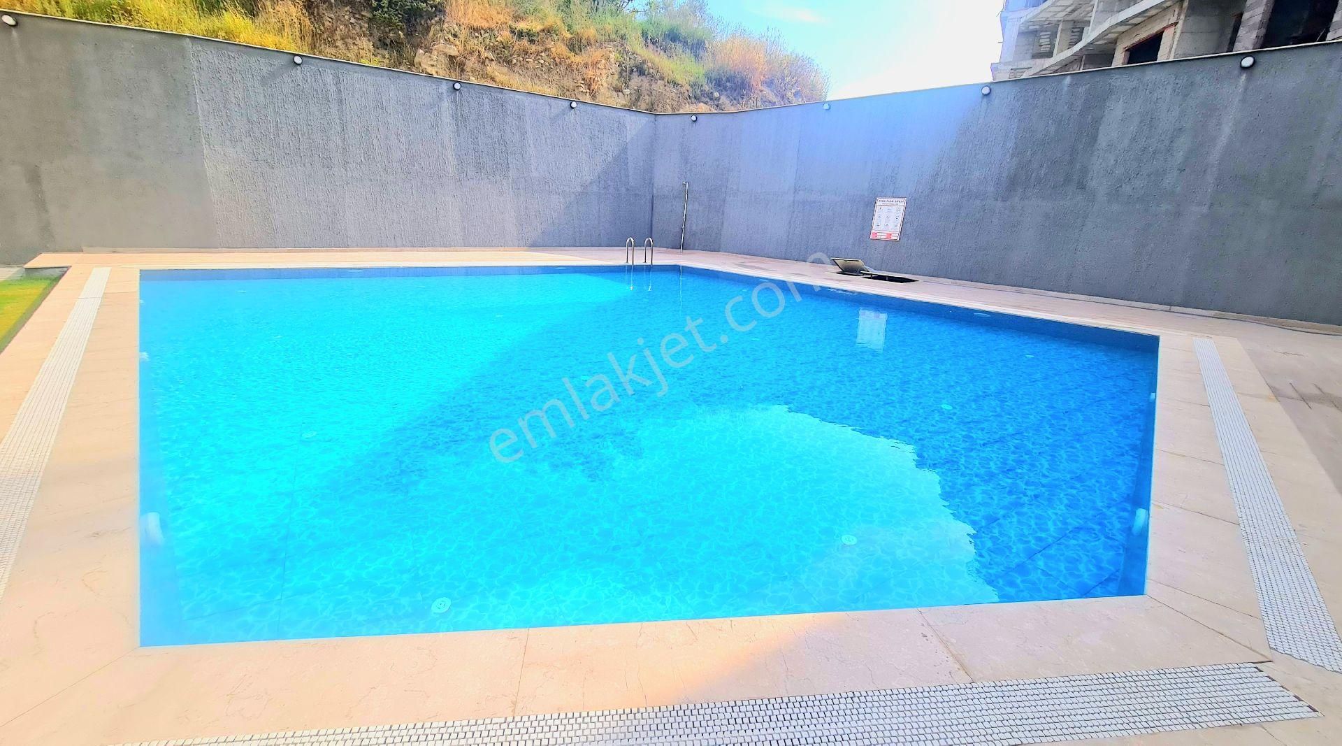 Kuşadası Merkez'de Full Eşyalı Doğalgazlı Bahçeli Çok Geniş 75 M2 1+1 Daire