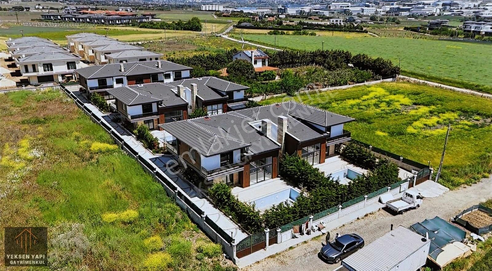 Selimpaşa'da Havuzlu Yerden Isıtmalı 4+1 Hazır Sıfır Lüks Villa!